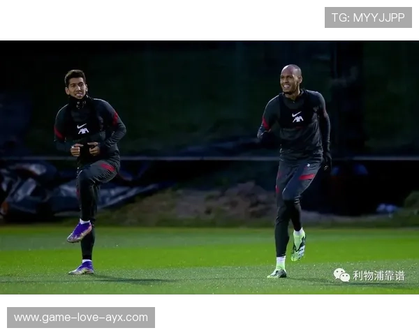 中后卫在训练中练习“压迫回撤”节奏，防线更具弹性