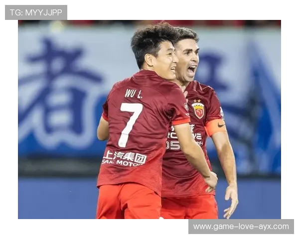 武磊反跑接球抽射入网现场掌声不断 武磊反跑接球抽射入网现场掌声不断