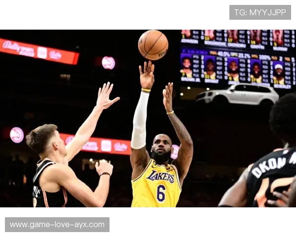 詹姆斯大力传球助攻反击,湖人运行流畅