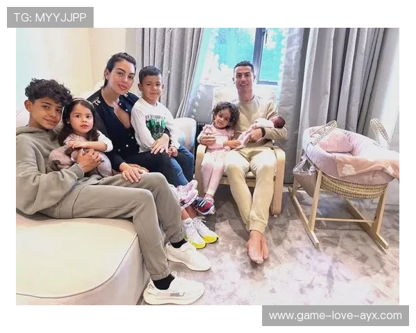 C罗家族日常照曝光，家庭氛围令人羡慕