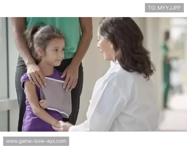 詹姆斯在校园里与孩子对话,教育意义引媒体称赞